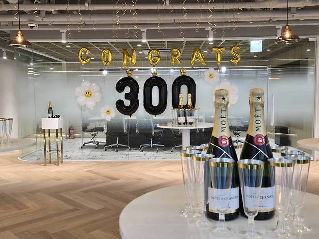 300만 장 기념 장식