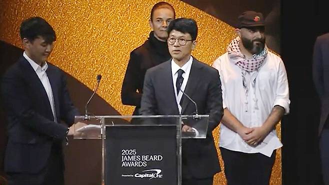 ‘제임스 비어드 어워드’에서 수상 소감을 밝히고 있는 임정식 셰프. 제임스 비어드 재단 누리집 갈무리
