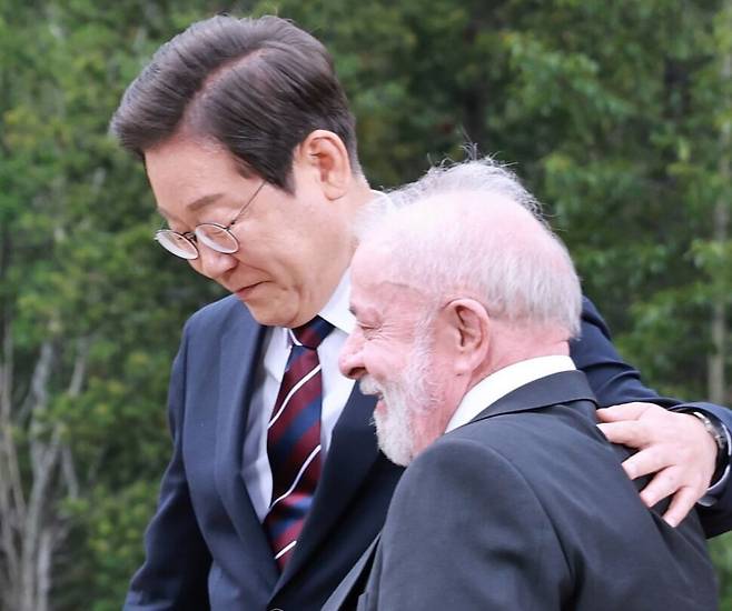 이재명 대통령이 17일(현지시각) 캐나다 앨버타주 캐내내스키스 주요 7개국(G7) 정상회의장에서 기념 단체 사진을 촬영한 뒤 루이스 이나시우 룰라 다 시우바 브라질 대통령과 나란히 걷고 있다. 한·브라질 정상은 소년공 출신으로 사고를 당한 경험이 있다는 비슷한 이력으로 눈길을 끌었다. 캘거리/김태형 기자 xogud555@hani.co.kr