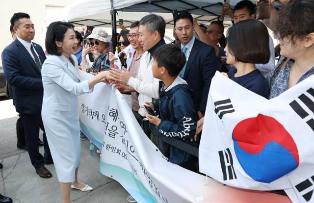 G7 정상회의에 참석하는 이재명 대통령과 함께 캐나다를 방문한 김혜경 여사가 17일(현지시간) 캘거리 한인회관에서 캐나다 서부 동포사회와의 대화 참석 전 환영 나온 교포들과 인사하고 있다. 캘거리=연합뉴스