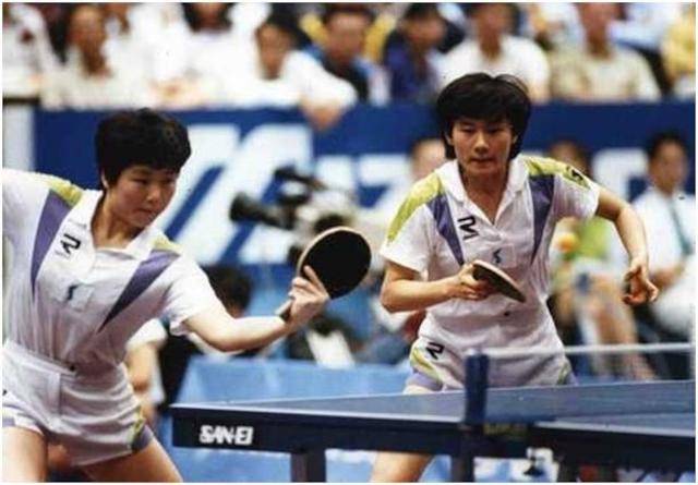 1991년 일본 지바 세계탁구선수권대회에서 남북단일팀으로 출전해 중국을 꺾은 현정화(오른쪽)-리분희조. 연합뉴스