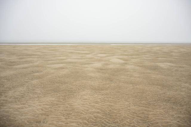 인천 대이작도 풀등에 바다가 새긴 물결무늬가 가득하다.