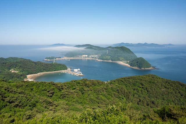 인천 대이작도 부아산 정상에서 내려다본 대이작도와 소이작도가 만든 '하트해변'