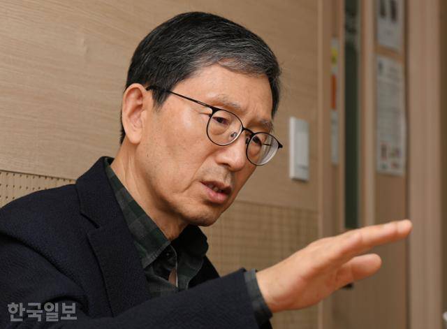 성경륭 상지대 총장이 6일 서울 강남의 한 사무실에서 본보와 인터뷰를 하고 있다. 왕태석 선임기자