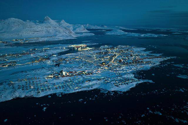 3월 그린란드 수도 누크의 바다 입구 해안에 집들이 눈으로 덮여 있다. 누크=AP 뉴시스