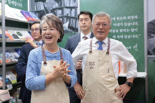 문재인 전 대통령과 부인 김정숙 여사가 18일 서울 강남구 코엑스에서 열린 '2025 서울국제도서전' 평산책방 부스에서 관람객들에게 인사를 하고 있다. 뉴시스