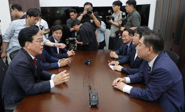 김병기 더불어민주당 대표 직무대행 겸 원내대표와 송언석 국민의힘 원내대표가 18일 서울 여의도 국회에서 추경 및 원 구성 협상 관련 회동하고 있다. 왼쪽부터 시계방향으로 송 원내대표, 유상범 법사위 국민의힘 간사, 박상혁 수석대변인, 허영 원내정책수석부대표, 문진석 원내수석부대표, 김 원내대표. 고영권 기자