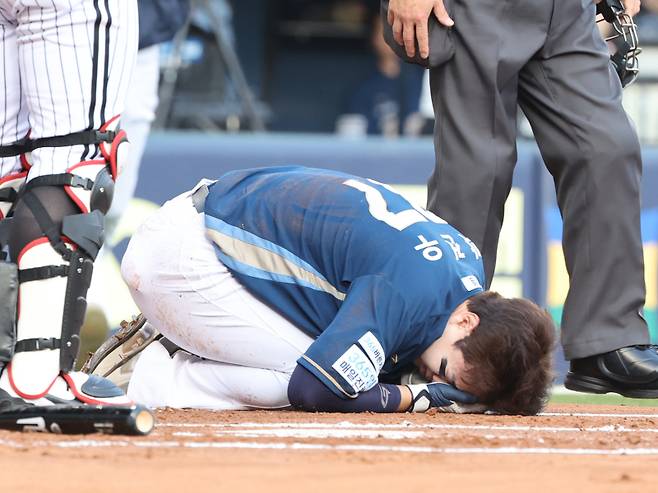 17일 오후 잠실야구장에서 열린 2025 프로야구 NC와 LG 경기. NC 박건우가 2회 LG 선발 에르난데스로부터 헤드샷을 당한뒤 고통스러워 하고있다. 잠실=정시종 기자 capa@edaily.co.kr /2025.06.17.