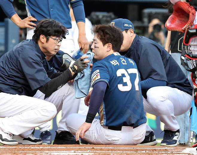 17일 오후 잠실야구장에서 열린 2025 프로야구 NC와 LG 경기. NC 박건우가 2회 LG 선발 에르난데스로부터 헤드샷을 당한뒤 상처부위를 치료 받고있다. 잠실=정시종 기자 capa@edaily.co.kr /2025.06.17.