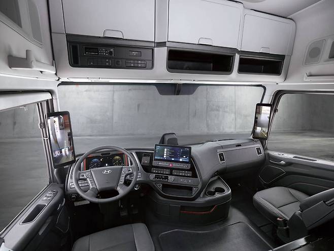 더 뉴 엑시언트 실내 / 출처=현대차