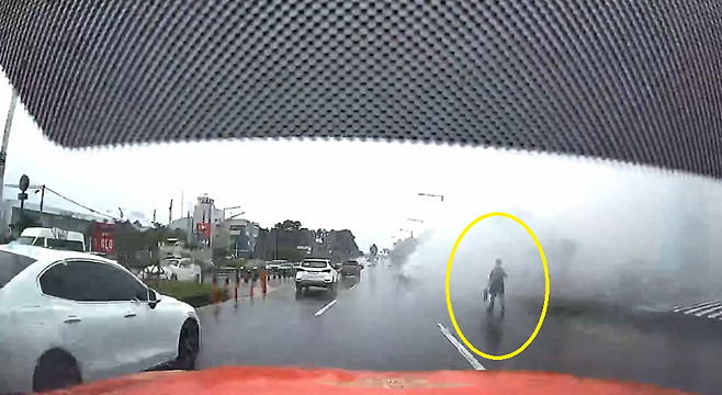 지난 16일 오전 스타벅스 직원 한종구, 한선우씨가 매장 인근에서 발생한 차량 화재 현장에서 화재 진압에 나섰다. (사진, 제주소방안전본부)