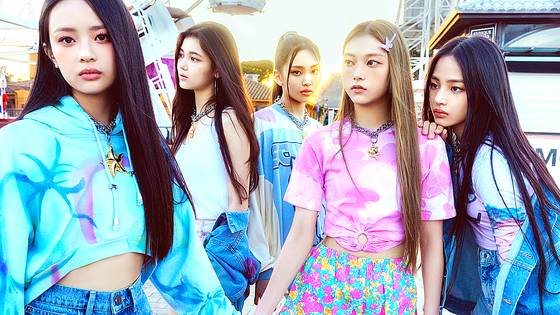 걸그룹 뉴진스(NewJeans) 단체 사진. 사진 어도어