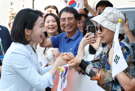 G7 정상회의에 참석하는 이재명 대통령과 함께 캐나다를 방문한 김혜경 여사가 17일(현지시간) 캘거리 한인회관에서 캐나다 서부 동포사회와의 대화 참석 전 환영 나온 교포들과 인사하고 있다. 김현동 기자