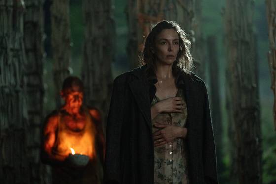 격리된 섬 '홀리 아일랜드'는 생활양식 뿐 아니라 성(性)에 대한 고정관념도 되살아난 장소다. 감독은 18일 공개된 화상 기자간담회를 통해 "아빠를 따르던 주인공 스파이크가 엄마 아일라(조디 코머, 사진)를 따라나서며 새로운 인물을 만나게 될 것이다. 이들이 어떤 기로로 향할지 지켜봐달라"고 말했다. 사진 소니픽쳐스