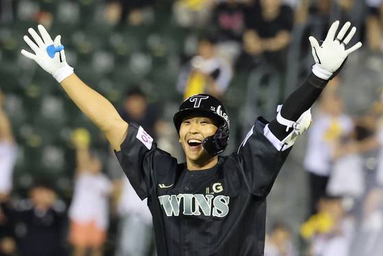 18일 잠실 NC전에서 9회말 끝내기 타점을 올린 뒤 기뻐하는 송찬의. 연합뉴스