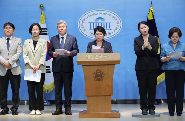 ▲ 조국혁신당 김선민 당대표 권한대행을 비롯한 소속 의원들이 18일 서울 여의도 국회 소통관에서 ‘검찰독재 정치보복 진상규명과 피해회복을 위한 특별법 발의’ 기자회견을 하고 있다. 연합뉴스