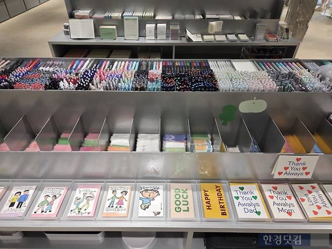 18일 방문한 '이구홈 성수' 내 문구용품이 진열돼있다./사진=박수림 기자