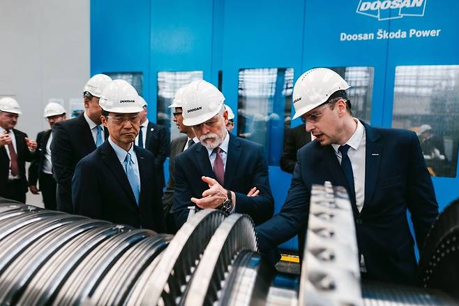 체코 플젠 두산스코다파워에서 페트르 파벨 체코 대통령이 증기터빈을 살펴보고 있다. 사진=두산에너빌리티