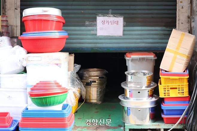 경기침체 장기화에 소상공인 폐업이 증가하고 있는 가운데 서울 중구 황학동 주방거리 한 상가에 임대 안내 종이가 붙어 있다. 한수빈 기자