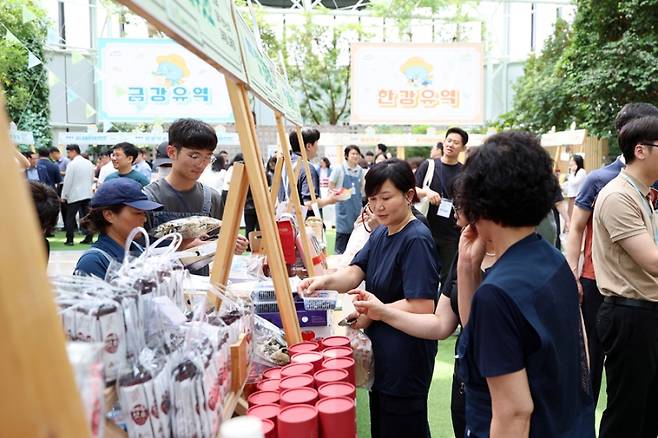 17일 한국수자원공사 다목적홀에서 열린 ‘K-water 이음장날’에 참가한 블루베리 농가. 한국수자원공사