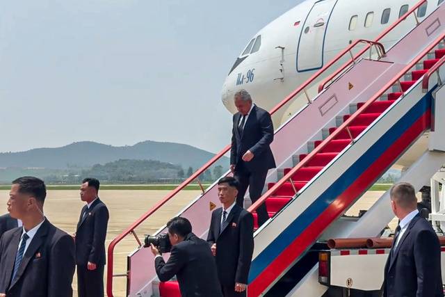 세르게이 쇼이구 러시아 국가안보회의 서기가 17일 평양 공항에 도착해 비행기에서 내리고 있다. TASS연합뉴스