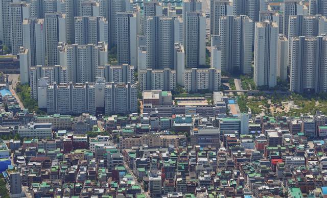 서울 송파구 롯데월드타워에서 바라본 주택단지 모습. 연합뉴스