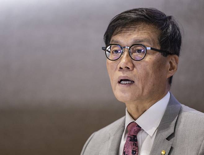 이창용 한국은행 총재가 18일 서울 중구 한국은행 별관에서 '가공식품, 주거비 등 생활물가 평가와 향후 주요물가 동인 점검'을 주제로 열린 2025 상반기 물가 설명회에 참석해 물가 상승 요인에 대해 설명하고 있다. 연합뉴스