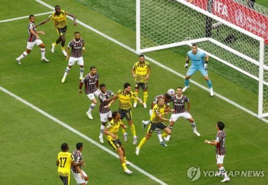 경합하는 양 팀 선수들 / 사진=연합뉴스