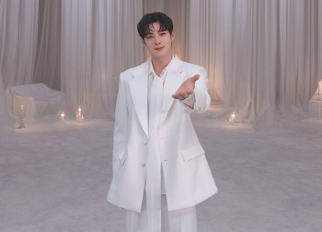 VR 헤드셋을 착용하는 순간, 12K 해상도의 실사 촬영을 바탕으로 가상현실에서 재현된 차은우가 눈앞에 나타난다.