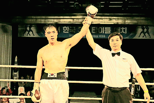 최종인이 2025년 6월 부산광역시 농심호텔 허심청 대청홀 특설링 사단법인 한국복싱커미션 라이트헤비급 챔피언 결정전 승리 선언을 받고 있다. 사진=KBM