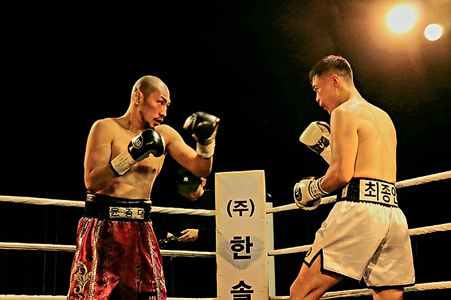 최종인이 2025년 6월 부산광역시 농심호텔 허심청 대청홀 특설링 사단법인 한국복싱커미션 라이트헤비급 챔피언 결정전에서 윤종대를 상대하고 있다. 사진=KBM