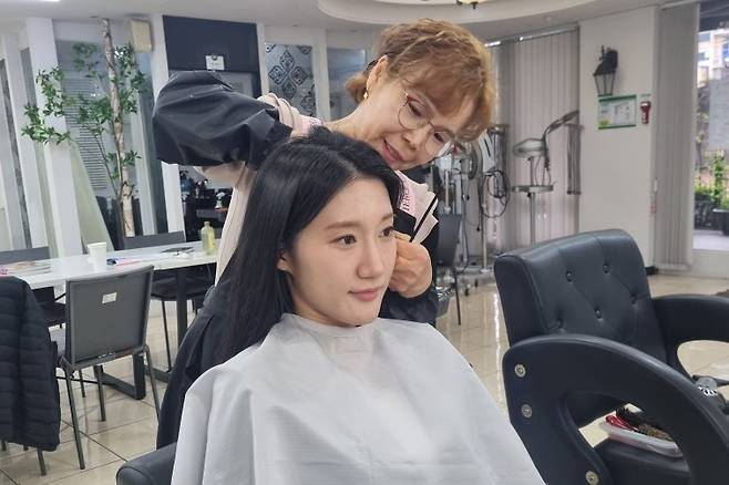 한 청년이 헤어.메이크업 드림 사업을 통해 면접 준비를 위한 헤어 서비스를 받고 있다./사진제공=부천시