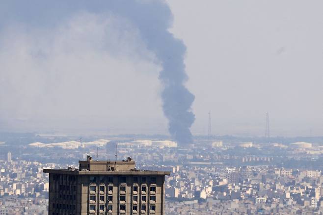 17일(현지시간) 이스라엘 공습으로 이란 수도 테헤란에 있는 한 정유소에서 연기가 피어오르고 있다./AFPBBNews=뉴스1