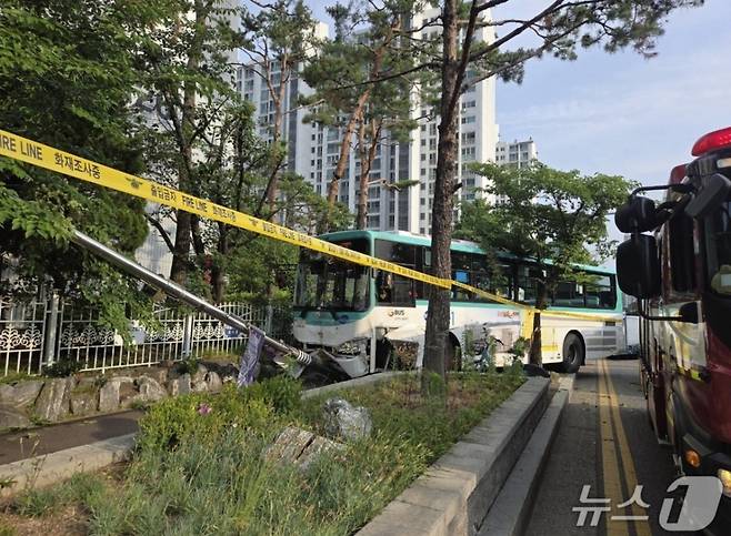 18일 오후 경기 부천 원미구 한 도로에서 시내버스가 인도로 돌진해 가로등을 들이받는 사고를 냈다. /사진=뉴스1(경기 부천소방서 제공)