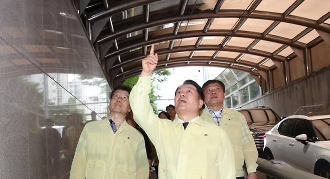 최근 현장 행정을 이어가고 있는 최대호 안양시장이 지난 17일 연현지하차도 현장을 방문, 시설물을 점검하는 모습. /사진=안양시