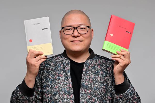 유성원 작가가 첫 소설 ‘성원씨는 어디로 가세요?’(왼쪽)와 산문 ‘토요일 외로움 없는 삼십대 모임’을 양손에 들고 있다. 문호남 기자