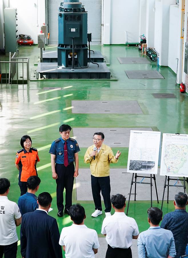 류경기 중랑구청장(오른쪽)이 수방 대책 등을 설명하고 있다.