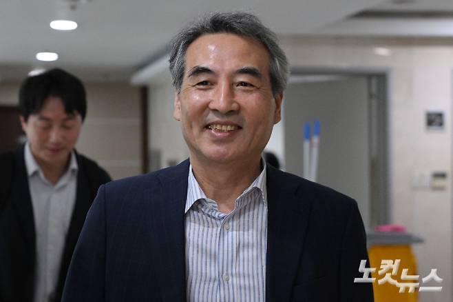 윤석열 전 대통령의 배우자 김건희 여사 관련 의혹 사건을 수사할 민중기 특별검사가 13일 오전 서울 서초동 변호사 사무실로 향하고 있다. 류영주 기자