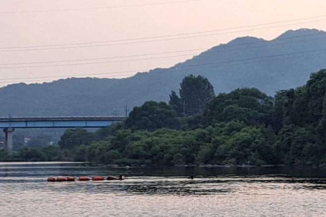 지난 16일 오후 6시 40분쯤 강원 홍천군 북방면 하화계리 홍천강에서 물놀이를 하던 10대 4명이 급류에 휘말렸다. 강원소방본부 제공