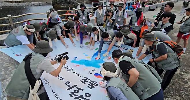 민주평화통일자문회의 경북지역회의 회원들이 핸드프린팅을 하고 있다. 민주평화통일자문회의 제공