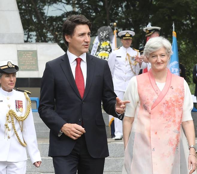 쥐스탱 트뤼도 캐나다 총리가 2023년 5월 18일 오전 경기도 가평 캐나다 전투기념비를 찾아 참배를 마친 뒤 타마라 모휘니 주한 캐나다 대사와 대화하고 있다. 뉴스1