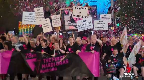 지난 3월 1일 시드니에서 열린 호주 최대 성소수자 축제 ‘제47회 마르디 그라스’에서 참가자들이 퍼레이드를 즐기고 있다. 호주 7뉴스 공식 유튜브 캡처