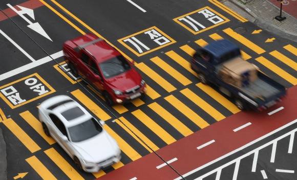 어린이보호구역 기점·종점 표시된 횡단보도 - 7일 오후 경기 용인시 기흥구 구갈초등학교 인근 어린이보호구역(스쿨존)에 노란색 횡단보가 설치돼 있다. 2023.6.7. 뉴스1