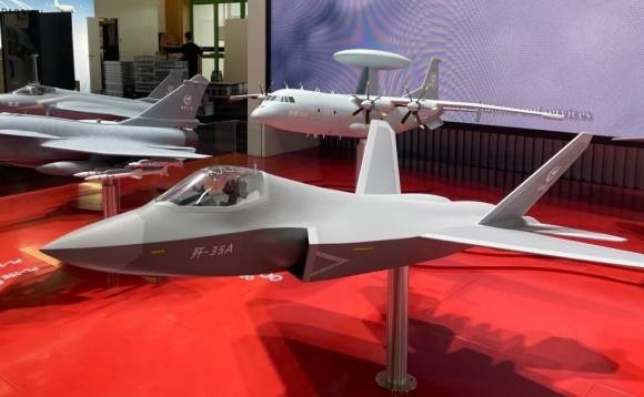 제55회 파리에어쇼에 전시된 J-35A