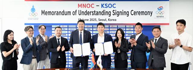 NOC 간 스포츠교류협정을 맺은 유승민 대한체육회 회장(오른쪽 다섯 번째)과 바투식 바트볼드 몽골올림픽위원회장(오른쪽 여섯 번째). 사진 제공=대한체육회