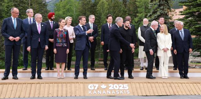 이재명 대통령이 17일(현지시간) 캐나다 앨버타주 캐내내스키스 주요 7개국(G7) 정상회의장에서 G7 및 초청국 정상들과 기념촬영을 하고 있다. 연합뉴스