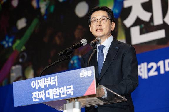 김경수 더불어민주당 총괄선대위원장이 4월 30일 서울 여의도 국회의원회관에서 열린 제21대 대통령선거 중앙선거대책위원회 출범식에서 발언을 하고 있다. 뉴스1