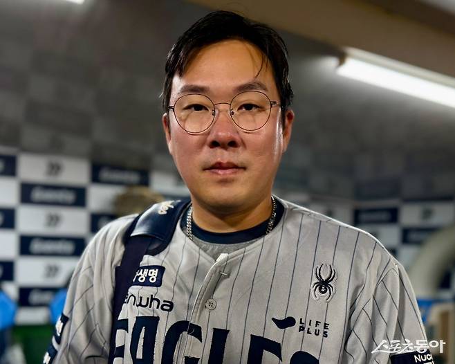 한화 안치홍이 17일 사직구장에서 열린 롯데와 원정경기에서 시즌 첫 홈런으로 팀의 6-0 승리를 이끈 뒤 취재진과 인터뷰하고 있다. 사직|김현세 기자 kkachi@donga.com