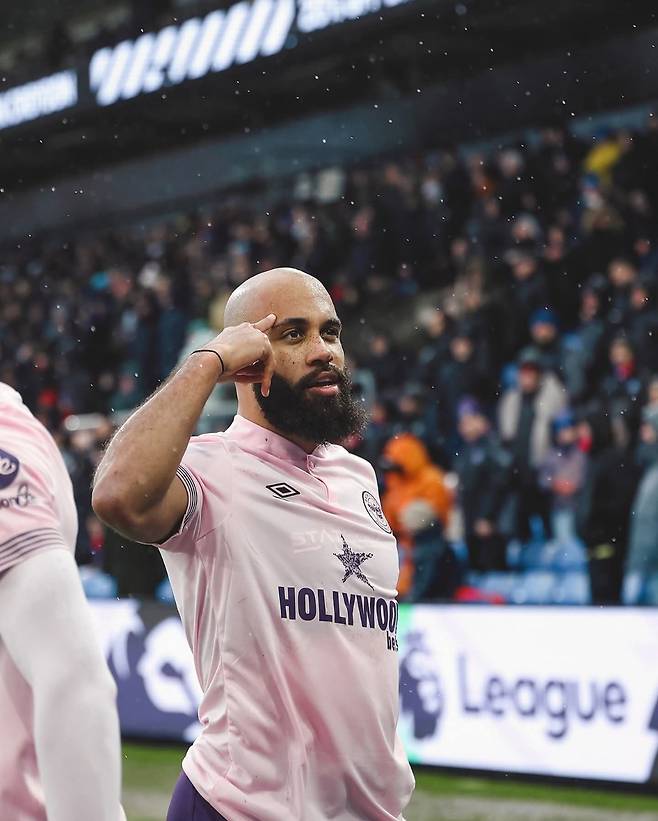 브렌트포드에서 지난 시즌 20골을 터트린 카메룬 출신의 ‘다용도 공격수’ 브라이언 음뵈모는 맨유와 토트넘과 강하게 연결되고 있다. 개인적으론 맨유행에 좀더 끌리고 있으나 이적료 등 구단 간 협의가 이뤄지지 않았다. 사진출처|브렌트포드FC 페이스북