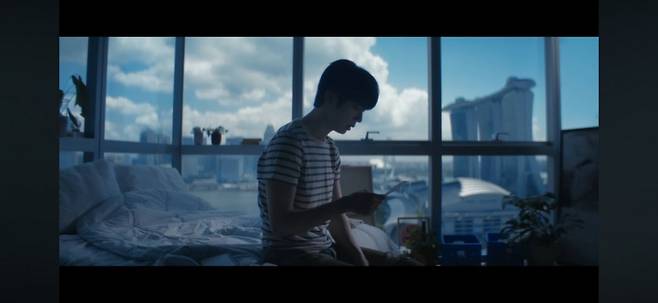 싱가포르를 배경으로 한 진의 ‘Don’t Say You Love Me’ 뮤직비디오 장면. 사진출처ㅣBTS 진 유튜브 캡처